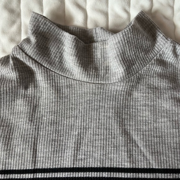 H&M cropped turtleneck - Picture 3 of 3
